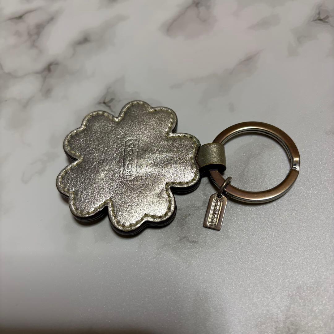 コーチ　桜　てんとう虫　キーホルダー　シグネチャー柄