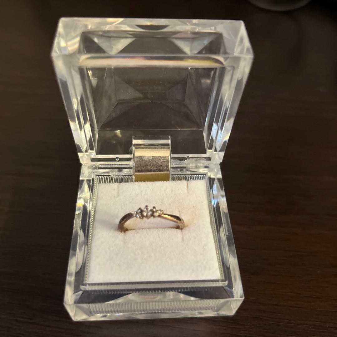 ゴールドリング 3つの石付き