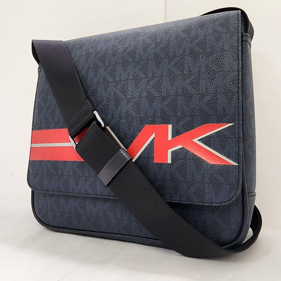 【美品】マイケルコース メッセンジャーバッグ ネイビー系 シグネチャー柄