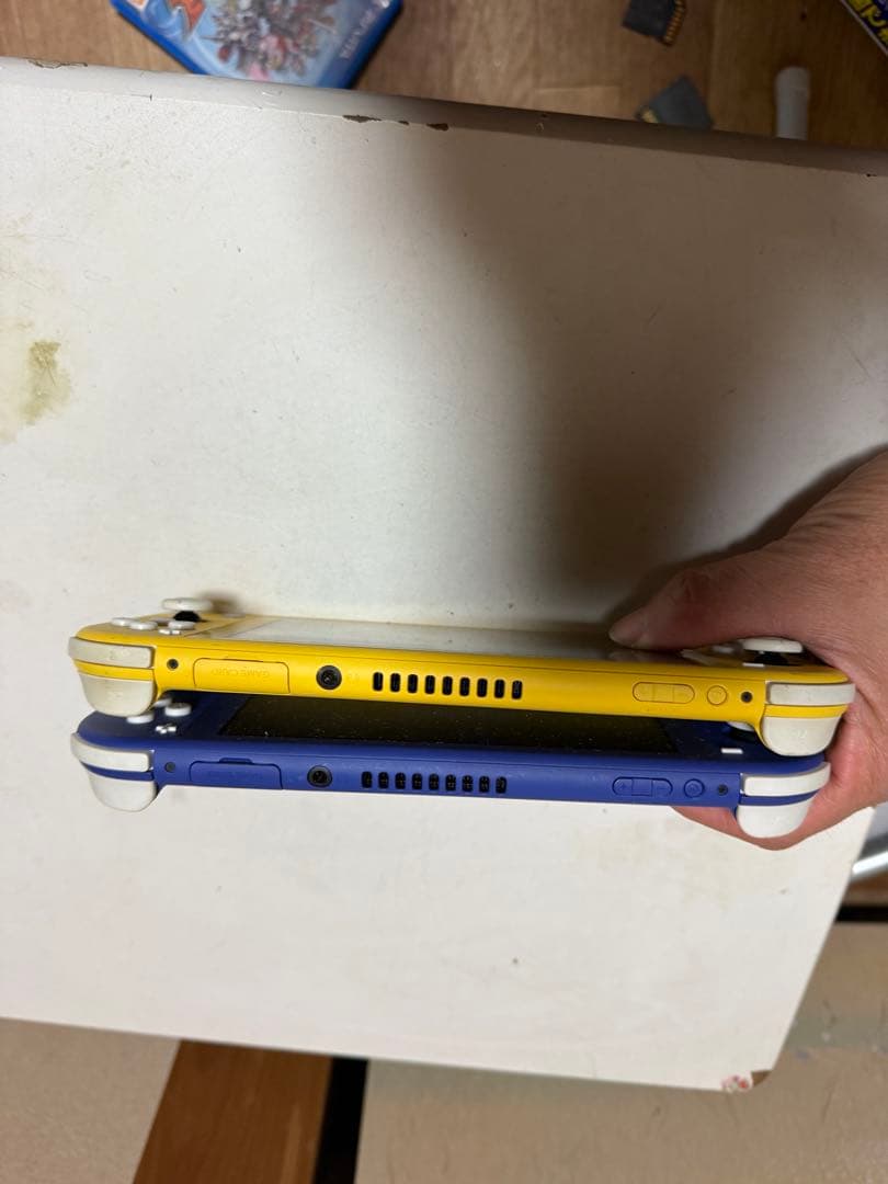 任天堂　スイッチライト　HDH-001イエローとブルー、アダプター付き