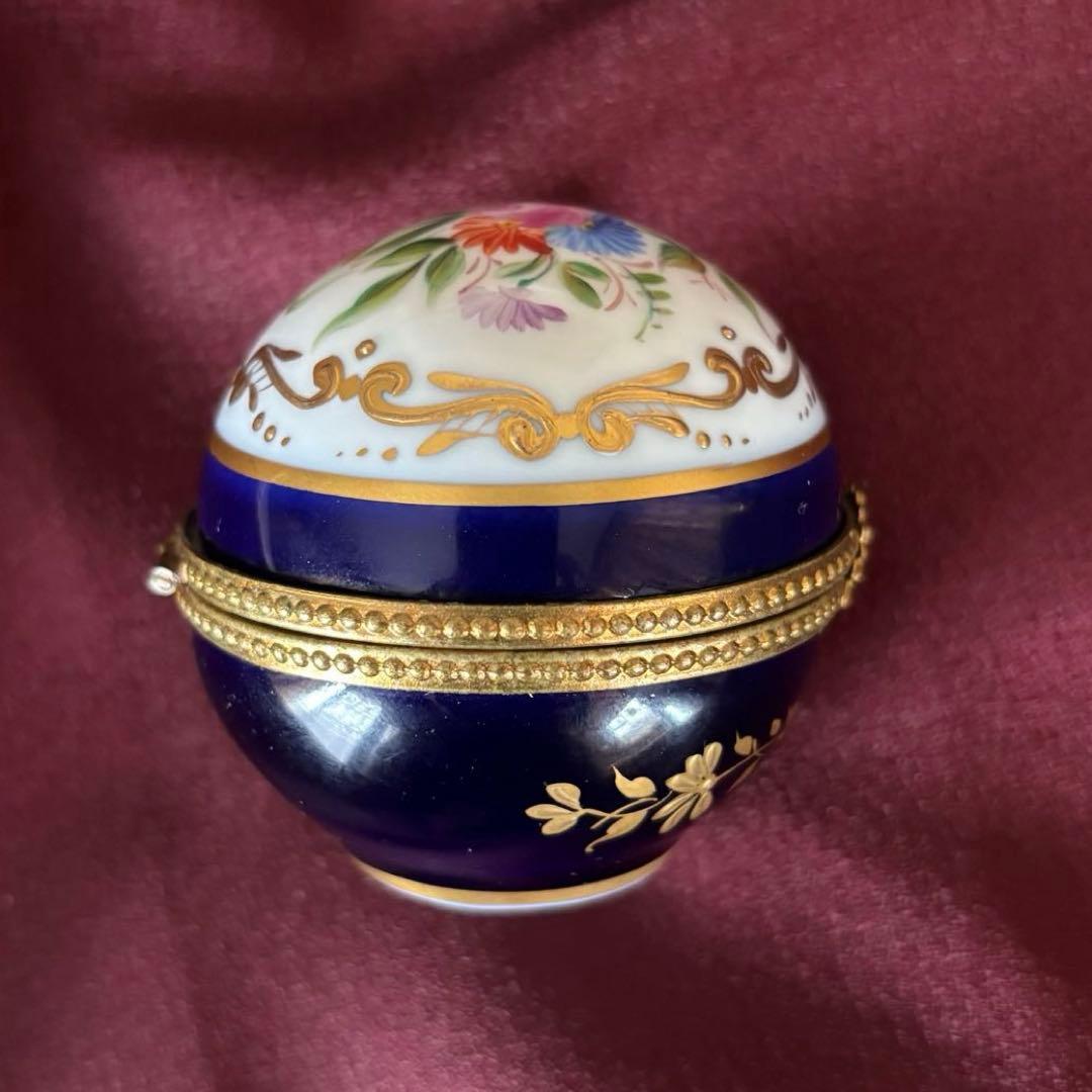リモージュボックス　ヒンジ付き 手描き 小物入れ　上品な瑠璃紺と優美な金盛り