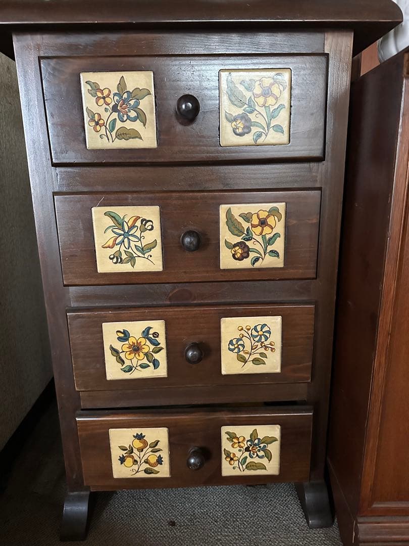 花柄装飾の木製チェスト 4段