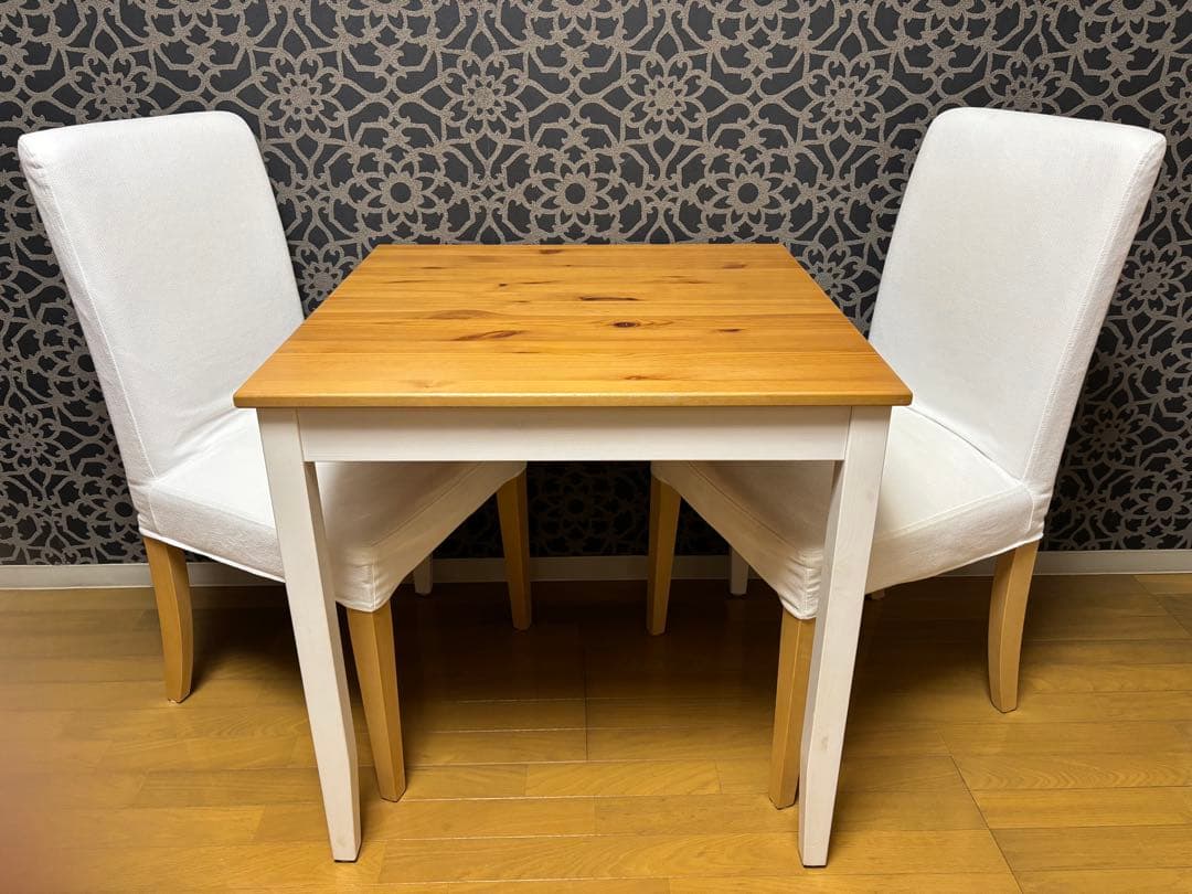 木製ダイニングテーブルと白い椅子セット