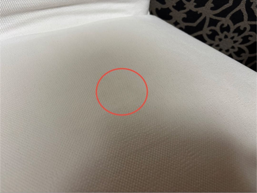 木製ダイニングテーブルと白い椅子セット