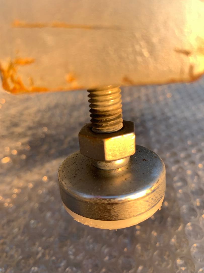 作業台　ステンレス　平らな天板、下段付き 高さ調整可能足付き。