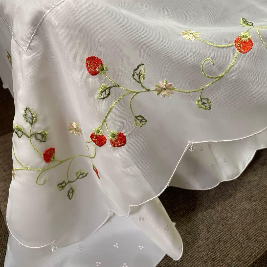 テーブルクロス　イチゴの刺繍　大判　花柄　レース