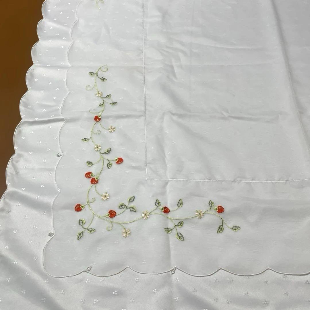 テーブルクロス　イチゴの刺繍　大判　花柄　レース