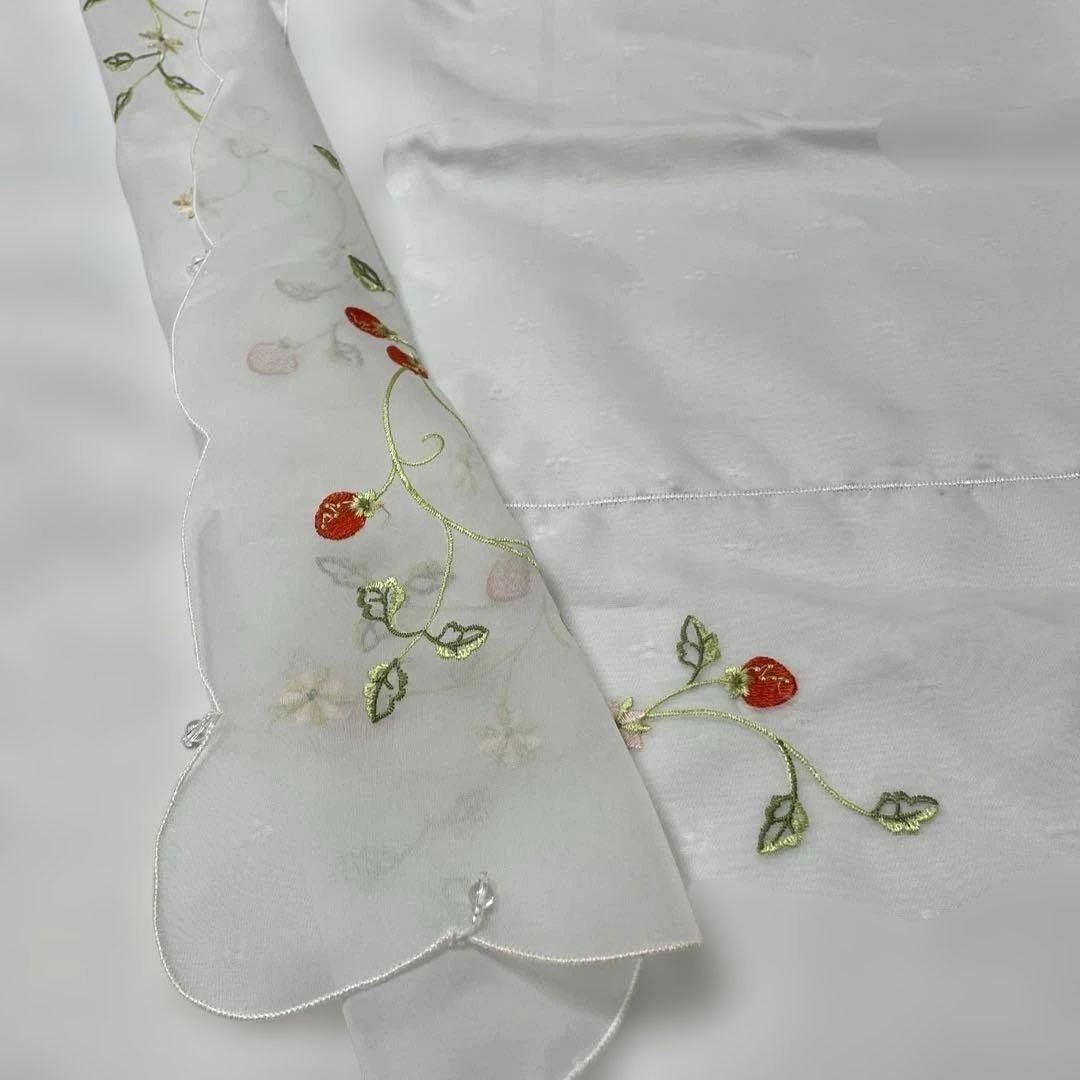 テーブルクロス　イチゴの刺繍　大判　花柄　レース