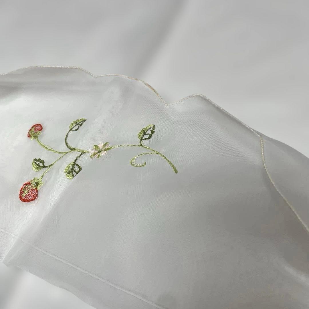 テーブルクロス　イチゴの刺繍　大判　花柄　レース