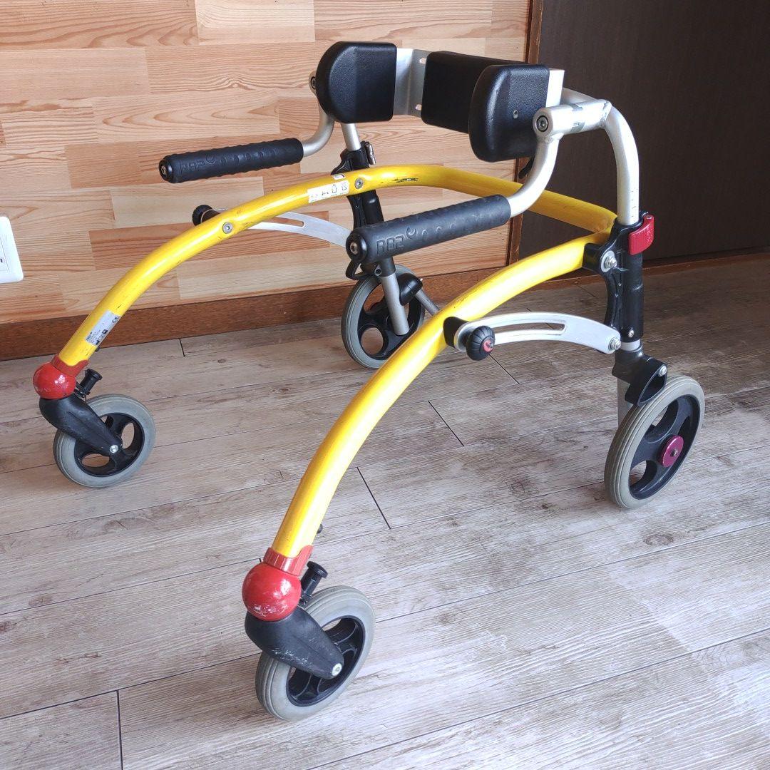 後方支持歩行器クロコダイル：障害児歩行器