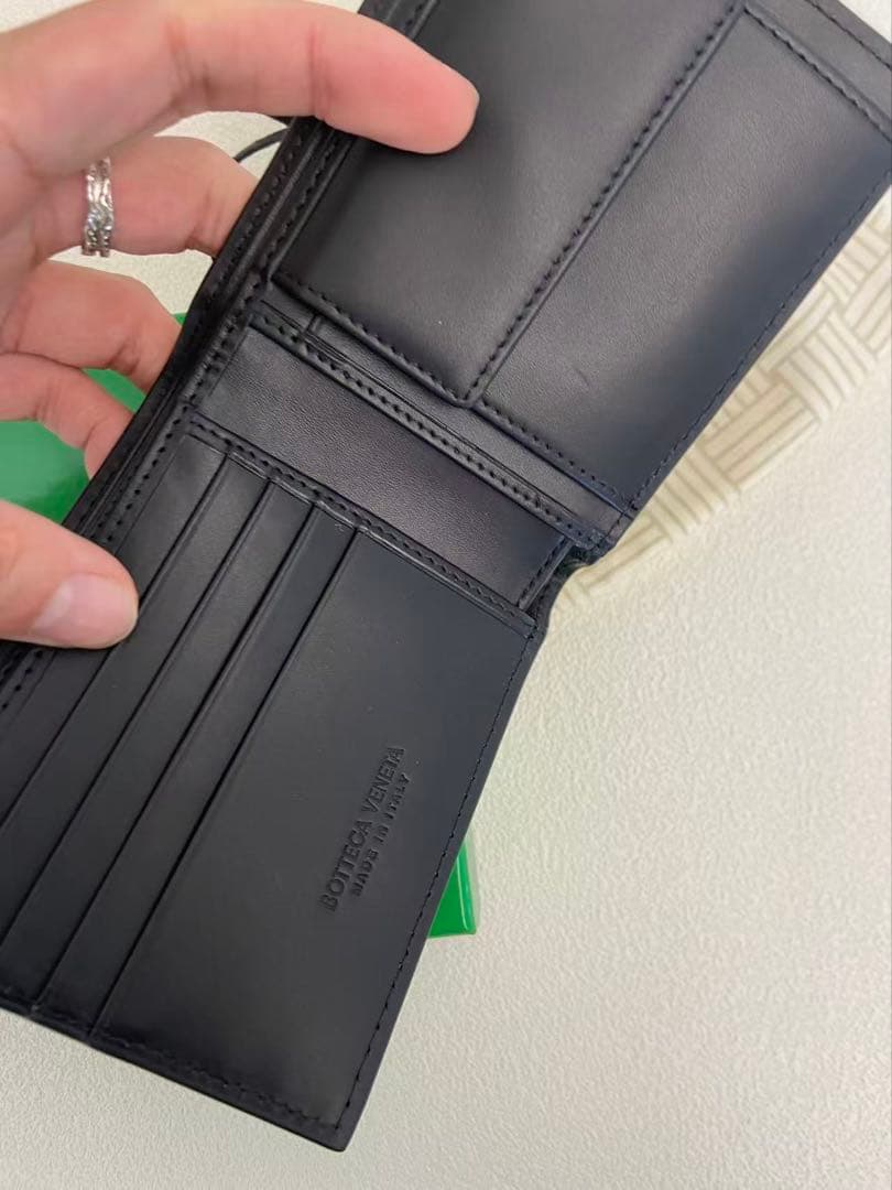 美品✨送料込み Bottega Veneta ブラックレザー二つ折り財布