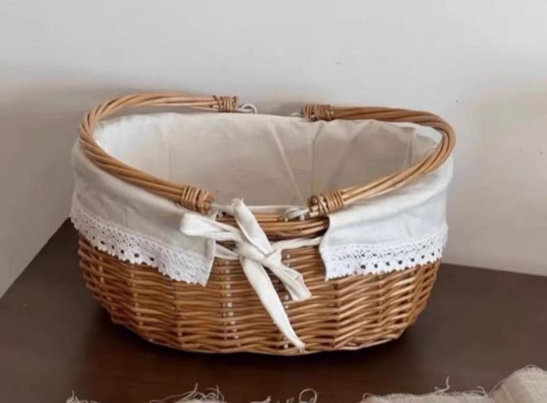 籐製丸型バスケット レース装飾付き