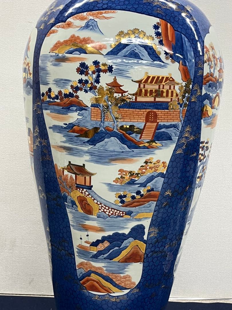 古伊万里様式 蓋獅子付 色絵金彩唐草波風景文 大型磁器壺