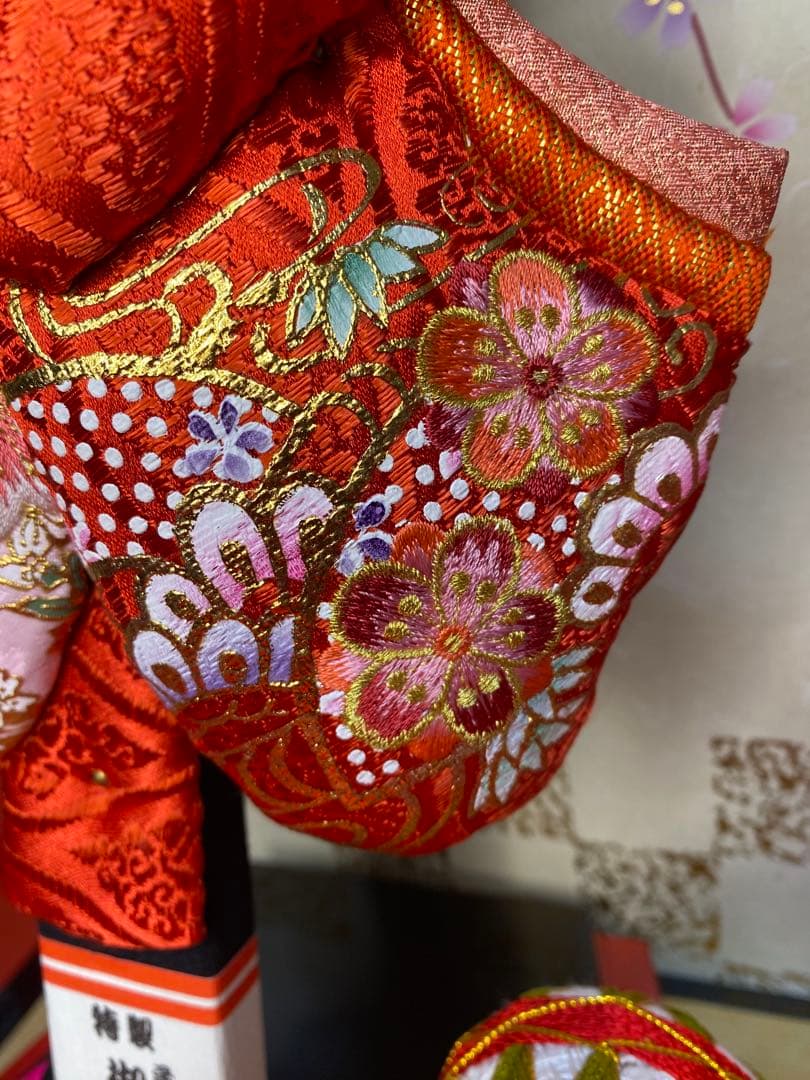 羽子板振袖刺繍金彩ガラスケース１３号・サイズ間口約２８×奥行約２３×高さ約５５㎝