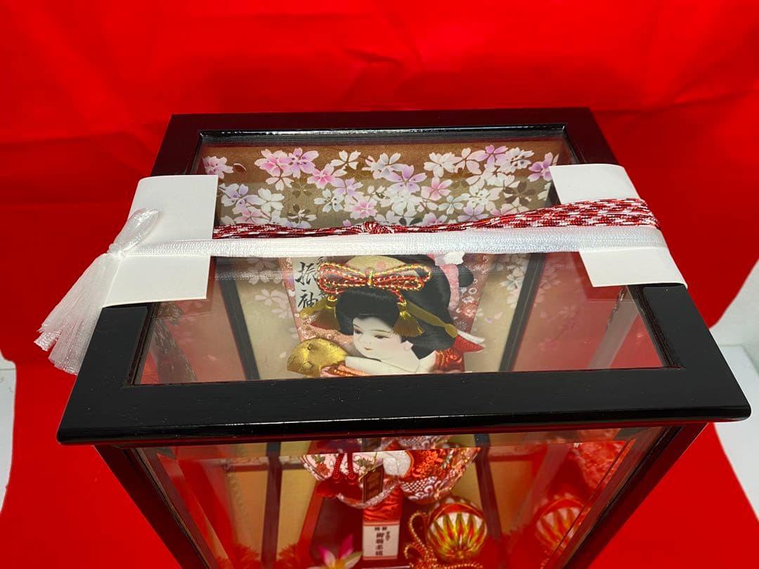 羽子板振袖刺繍金彩ガラスケース１３号・サイズ間口約２８×奥行約２３×高さ約５５㎝