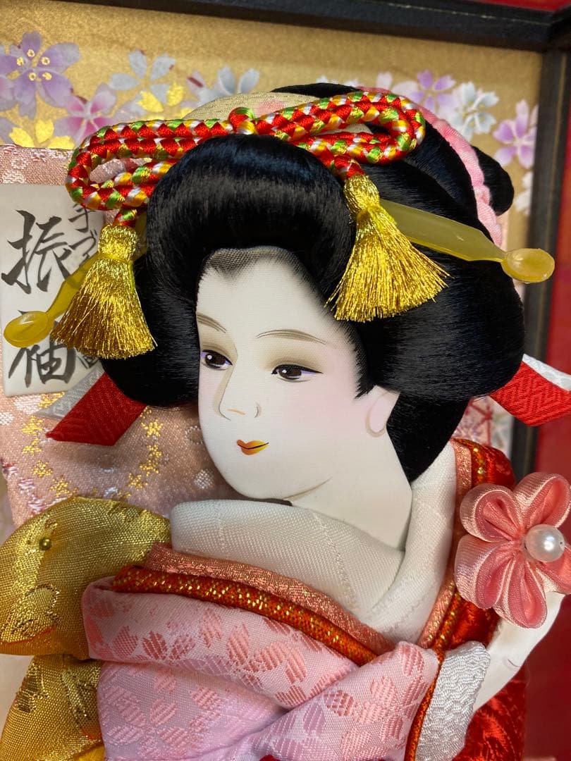 羽子板振袖刺繍金彩ガラスケース１３号・サイズ間口約２８×奥行約２３×高さ約５５㎝