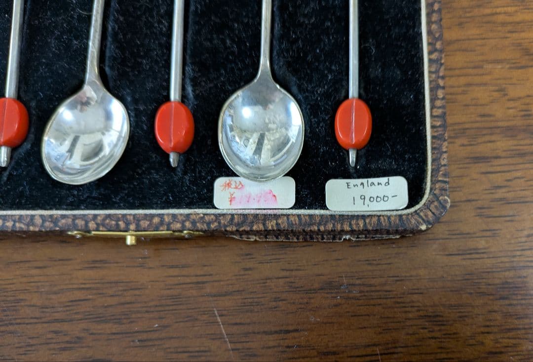 イギリス製 赤いボタン付きスプーン 6本セット