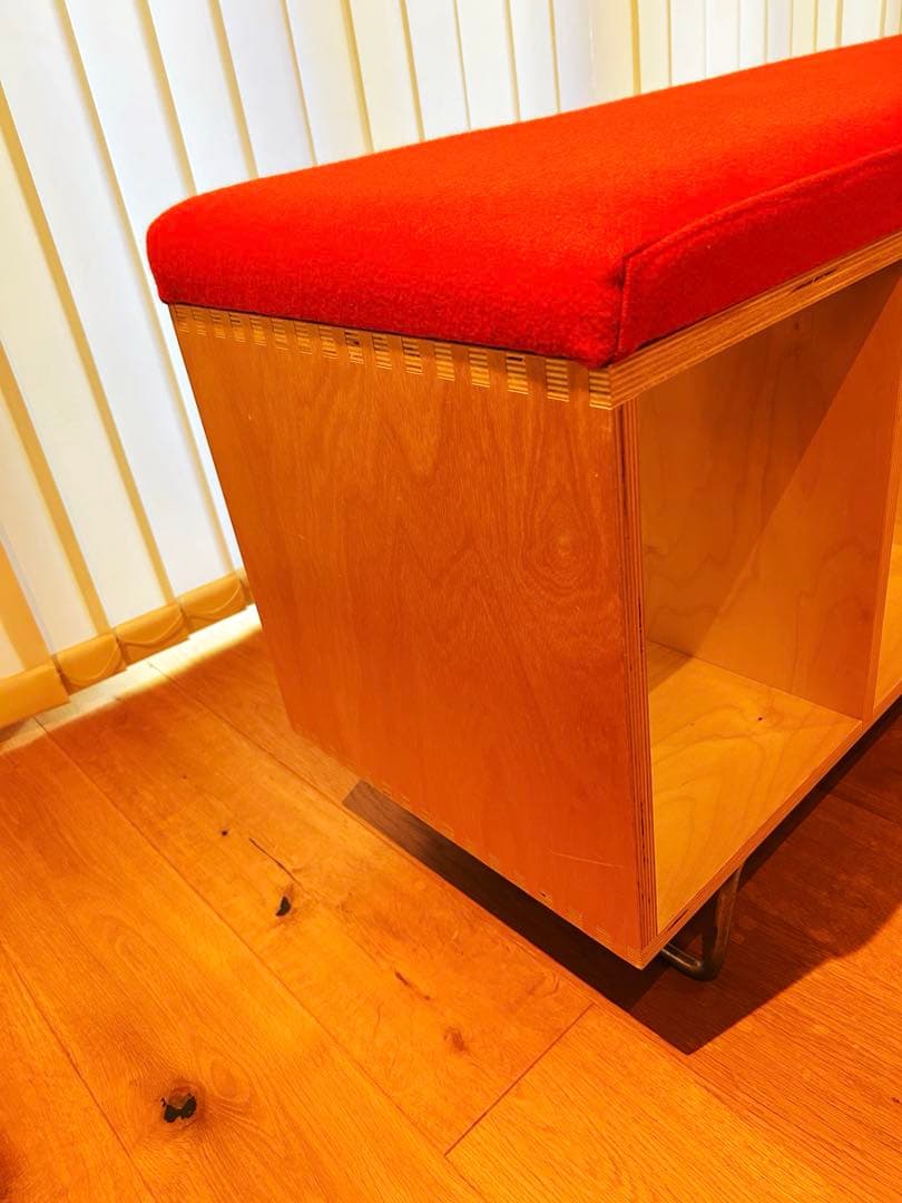 ベンチ 本棚 OFFI 赤いクッション付き オープンシェルフ レコード入れ