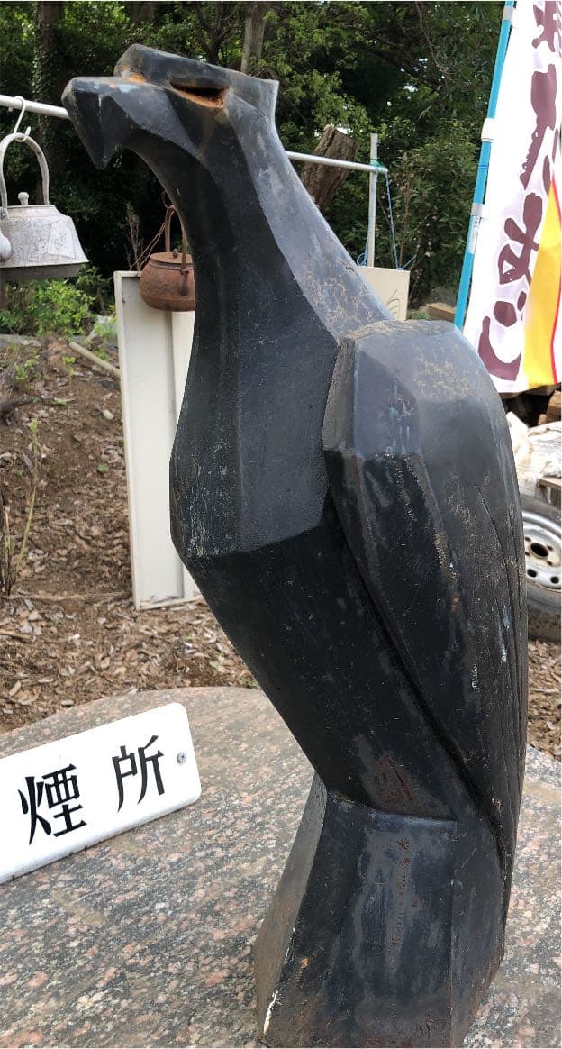 タカの置き物