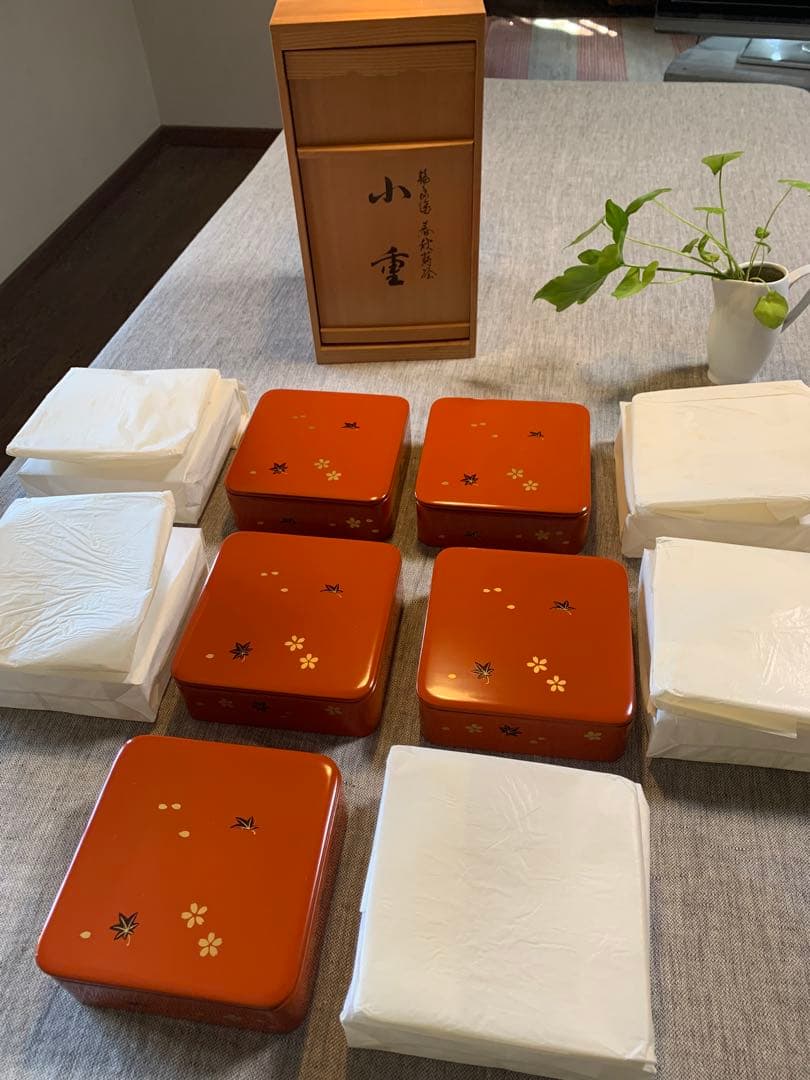 ￼輪島塗 小重（小ぶり重箱）五客　春秋蒔絵　桜　紅葉　ちらし　木箱入未使用保管品