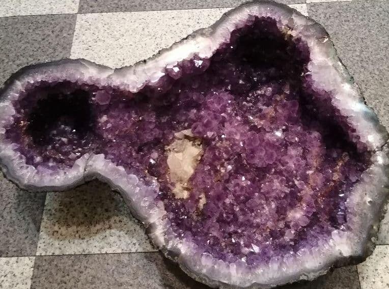 アメジストドーム　上：17.4kg 　下：57kg 　台座12.5kg