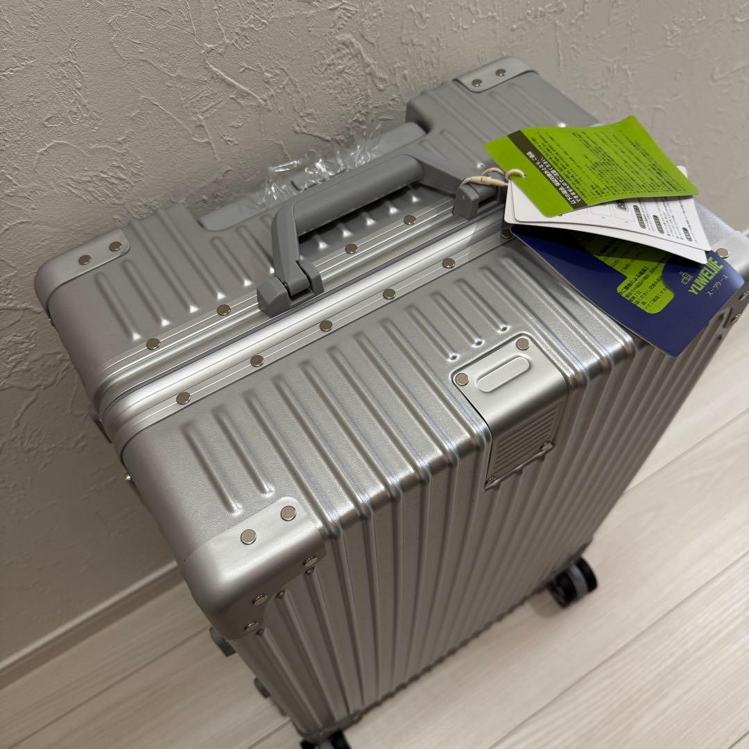 【シルバー】スーツケース　アルミフレーム　TSAロック搭載　Mサイズ　50ℓ