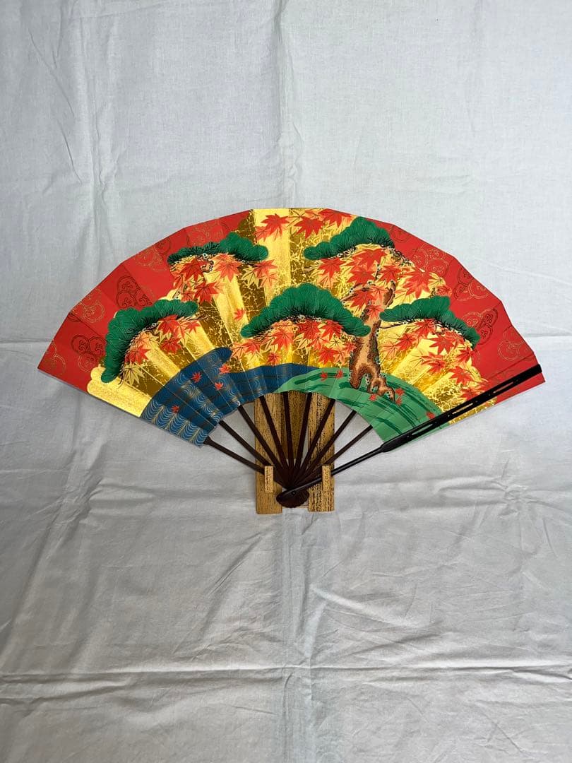 金もみ松に紅葉の柄　金もみ額紫陽花の柄仕舞扇