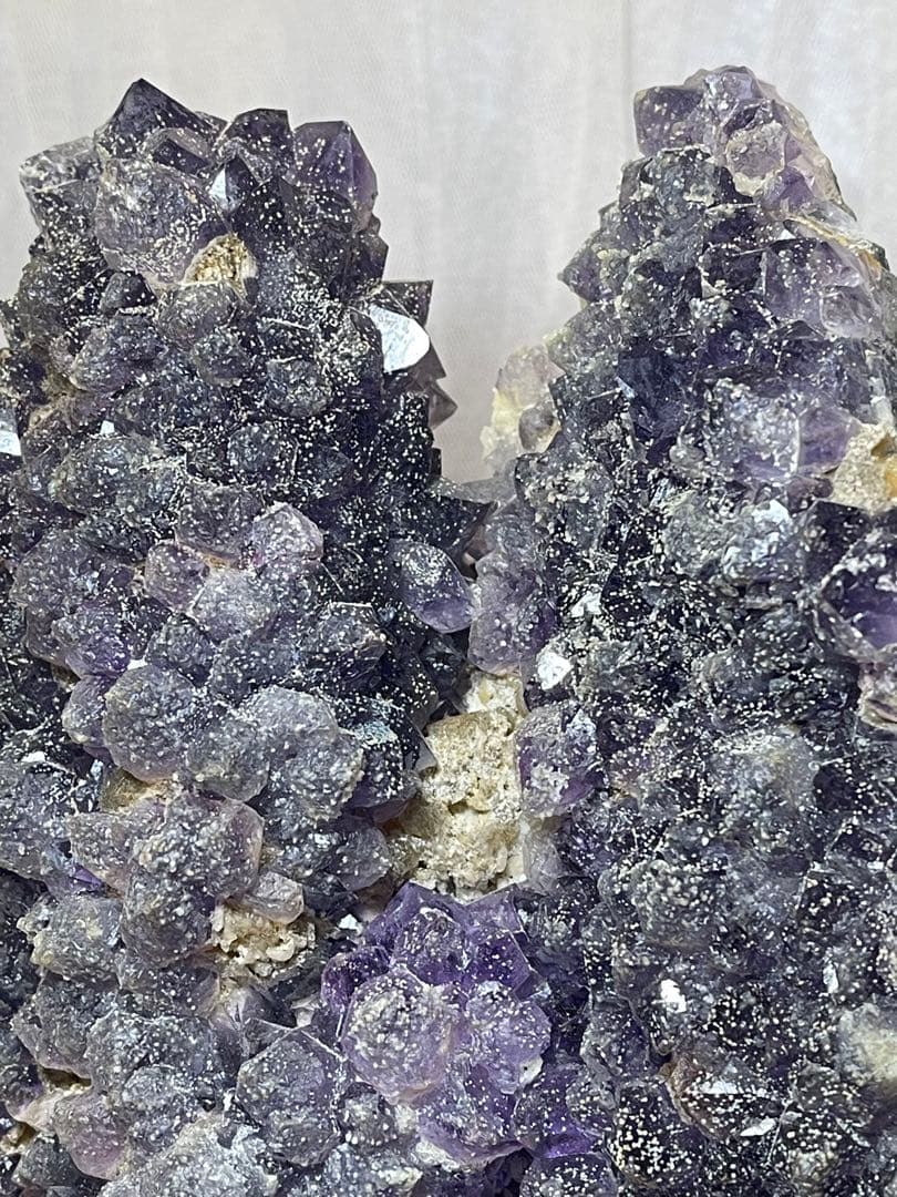 高品質　綺麗^ - ^ 天然石アメジストクラスター　重さ2427g 台座付き
