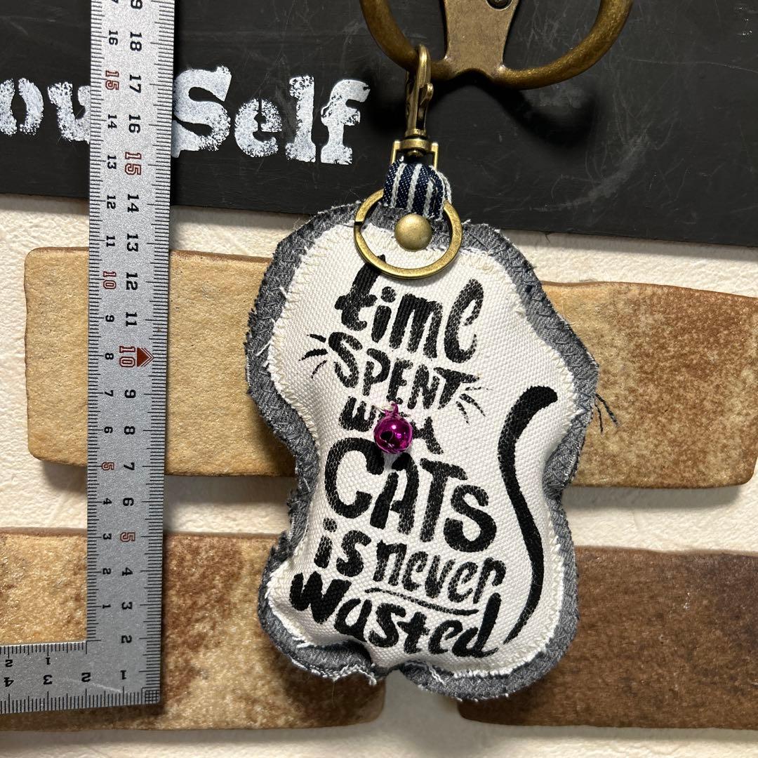 専用デニムリメイク 猫 LOVE チャーム キーホルダー