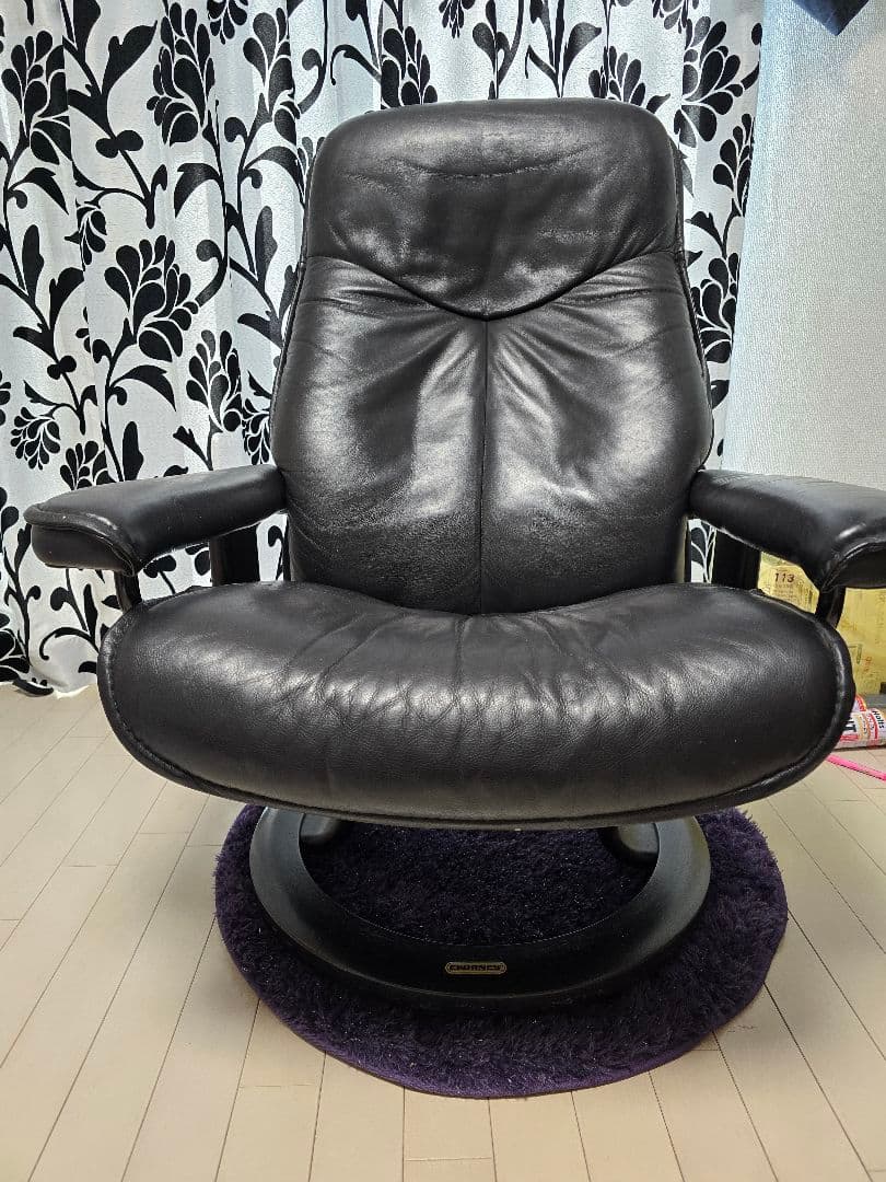 EKORNES 黒 レザー 回転式座椅子　オットマン付き