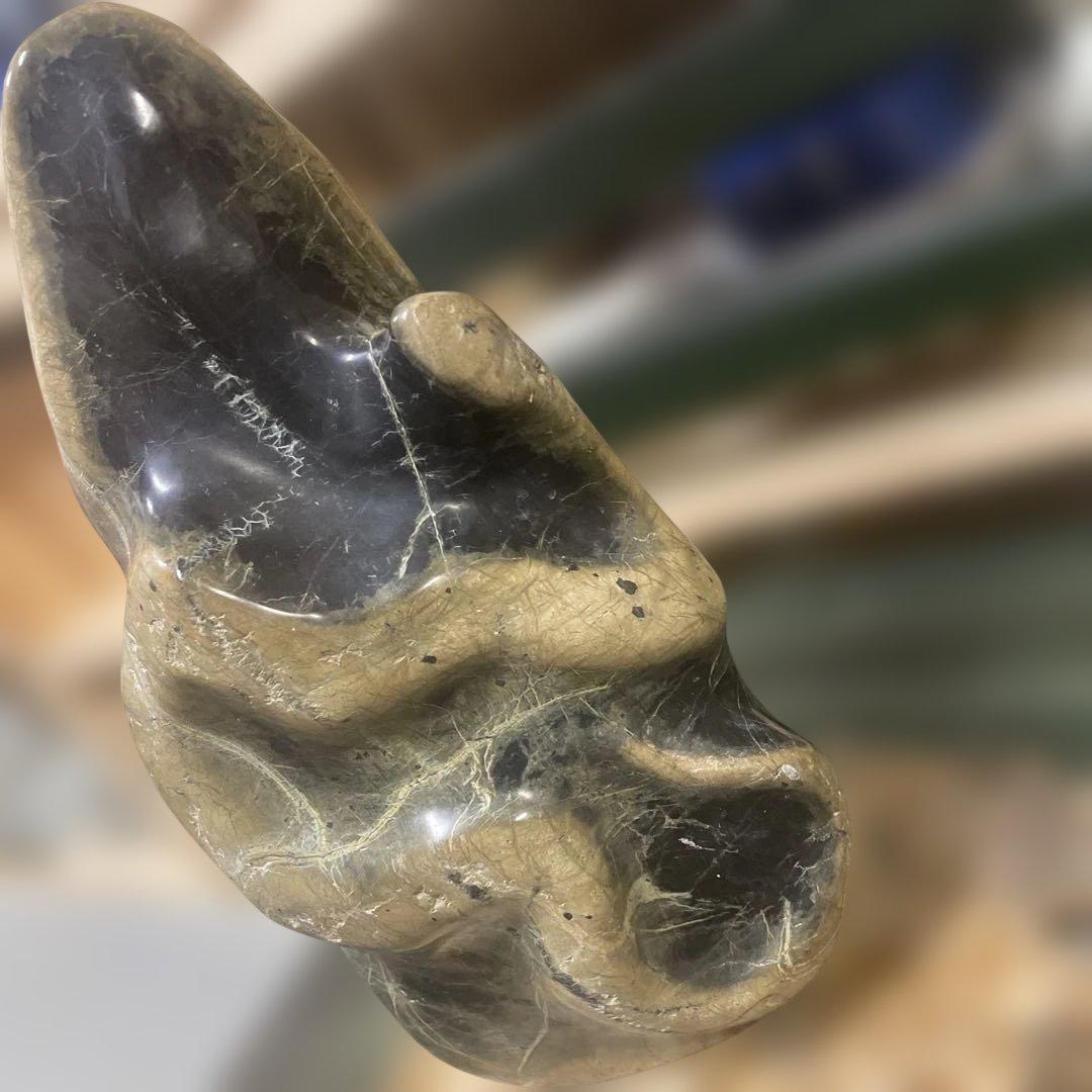 蛇紋石　綺麗に畝る蛇が美しい　 北海道産　約5.7キロ　扱いやすいサイズ　美術品