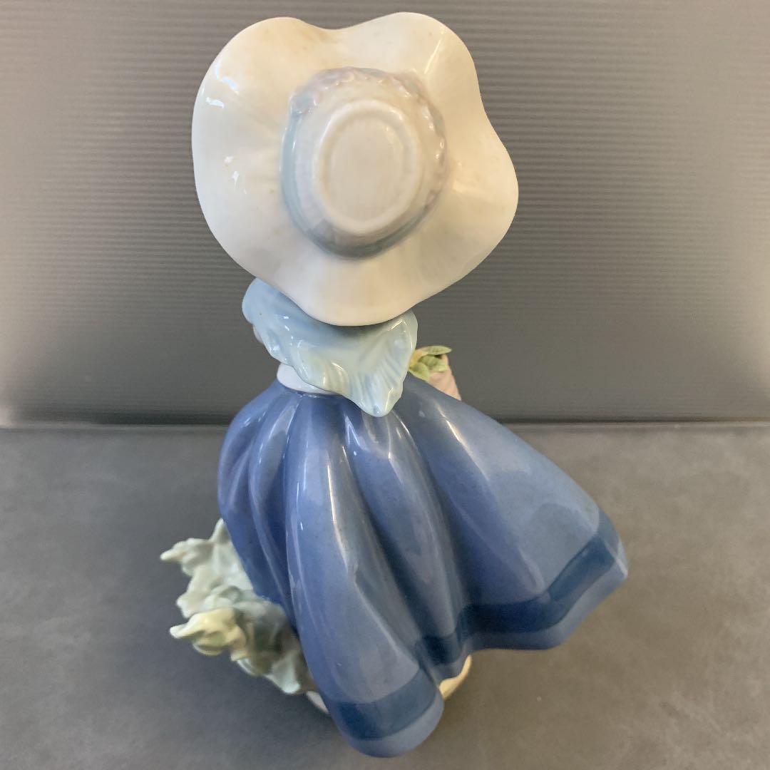 リヤドロ陶器人形　きれいな花ばかり　花と少女