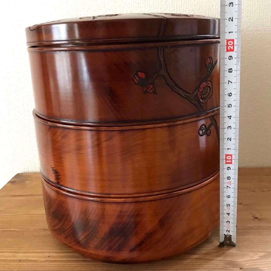三段重箱　紅梅　彫刻色付き　天然木くり抜き