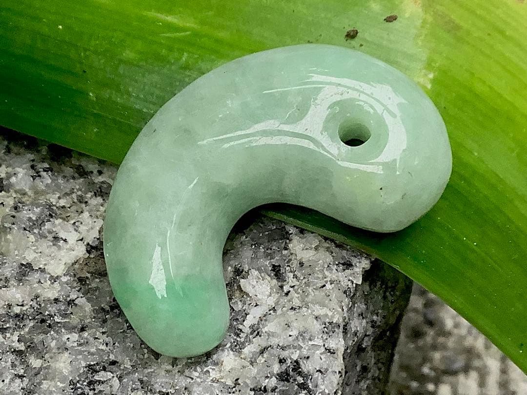 ✳ 自信の安価お値段‼️自信の品質‼️糸魚川翡翠勾玉*緑*人気の平塚古墳型　鑑別書付