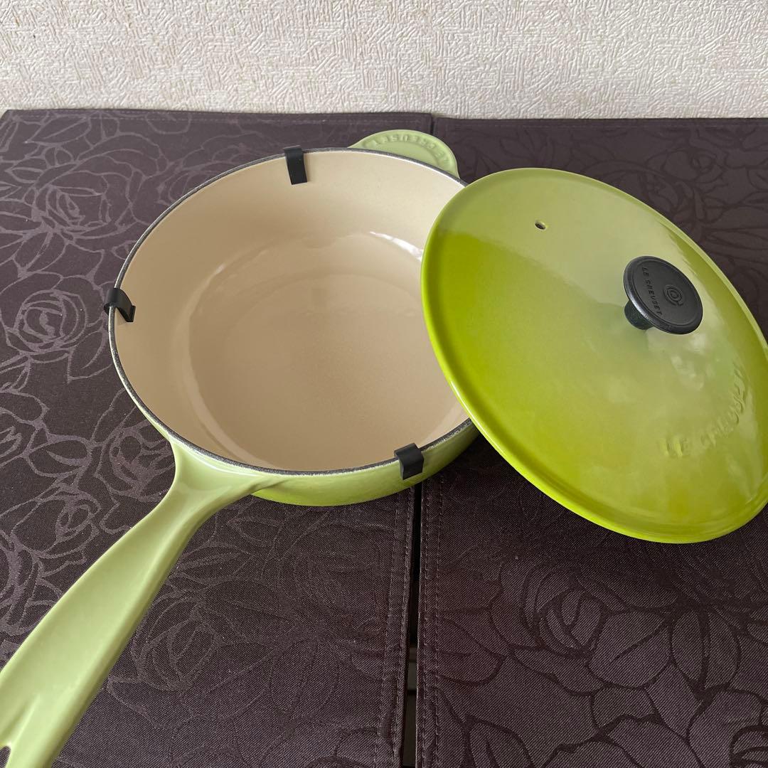 値下げ！　新品未使用LE CREUSET 緑色 片手鍋２１㎝　プレゼント付き