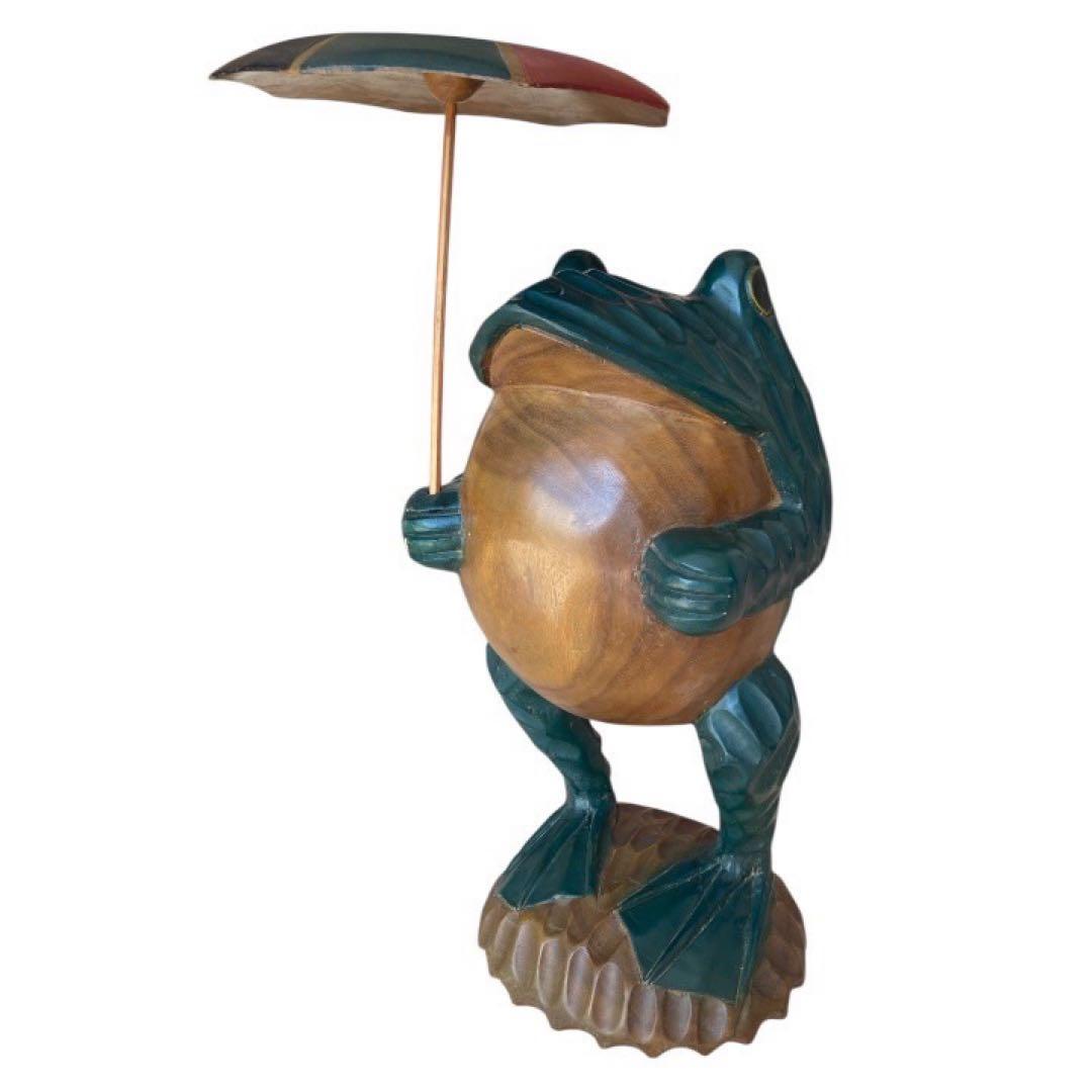 アジアン雑貨 特大の傘持ちカエルの木彫り　希少価値