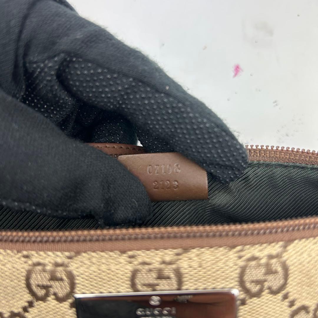 【美品】グッチ　アクセサリーポーチ　ワンショルダー　ggキャンバス　ロゴ金具