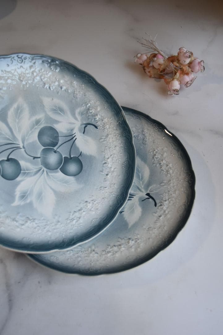 2枚組バドンヴィレー　花レリーフいっぱい　さくらんぼうの皿　フランスアンティーク