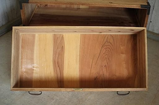 味のある木製の引き出し2段　チェスト　桐箪笥