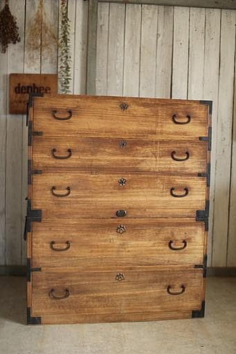 味のある木製の引き出し2段　チェスト　桐箪笥