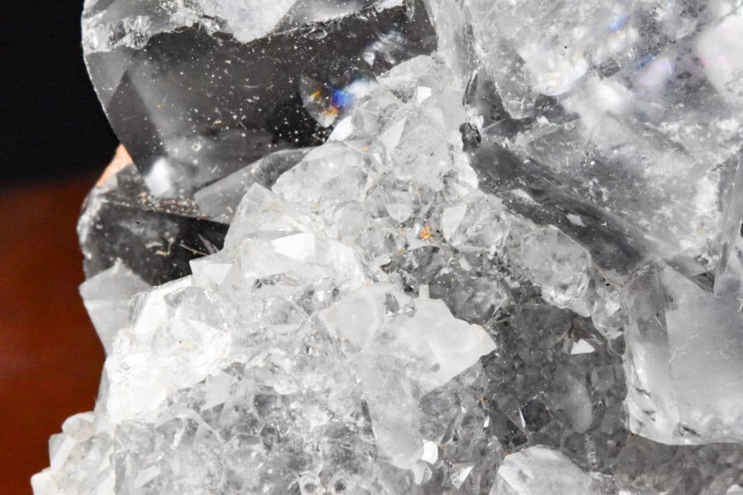 ナイジェリア Akwana産 カラーレスフローライト ドゥルージークォーツ付き