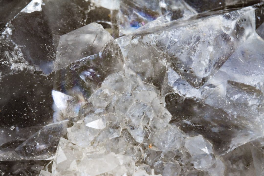 ナイジェリア Akwana産 カラーレスフローライト ドゥルージークォーツ付き