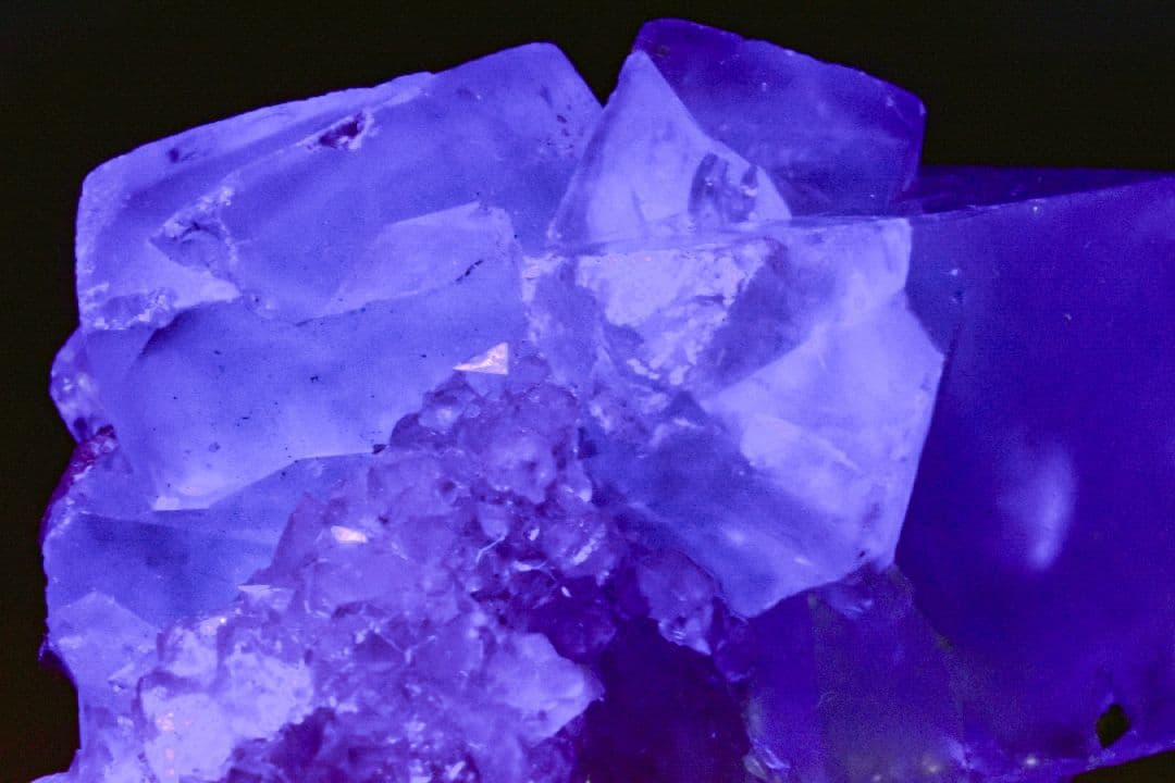 ナイジェリア Akwana産 カラーレスフローライト ドゥルージークォーツ付き