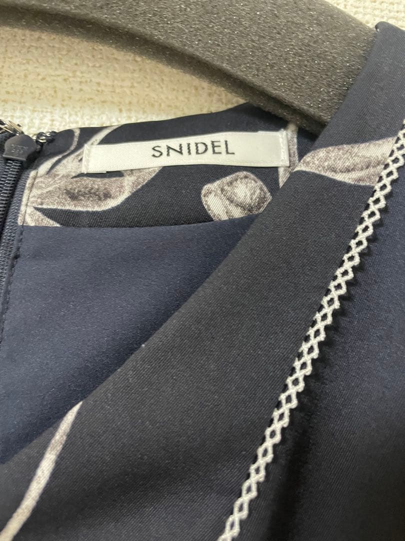 正規品　新品未使用タグ付き！SNIDEL リボンプリント ワンピース　スナイデル