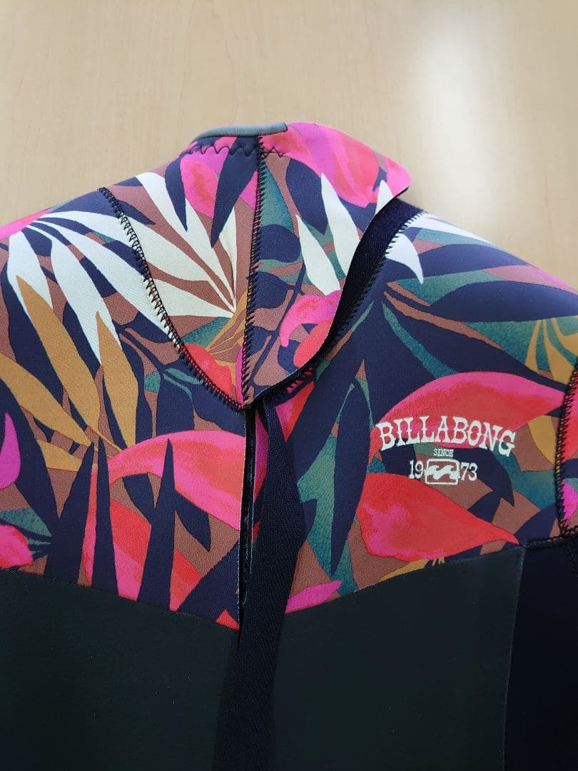 Billabong 秋冬初春用 裏起毛セミドライスーツ 黒・赤/カラフル葉柄