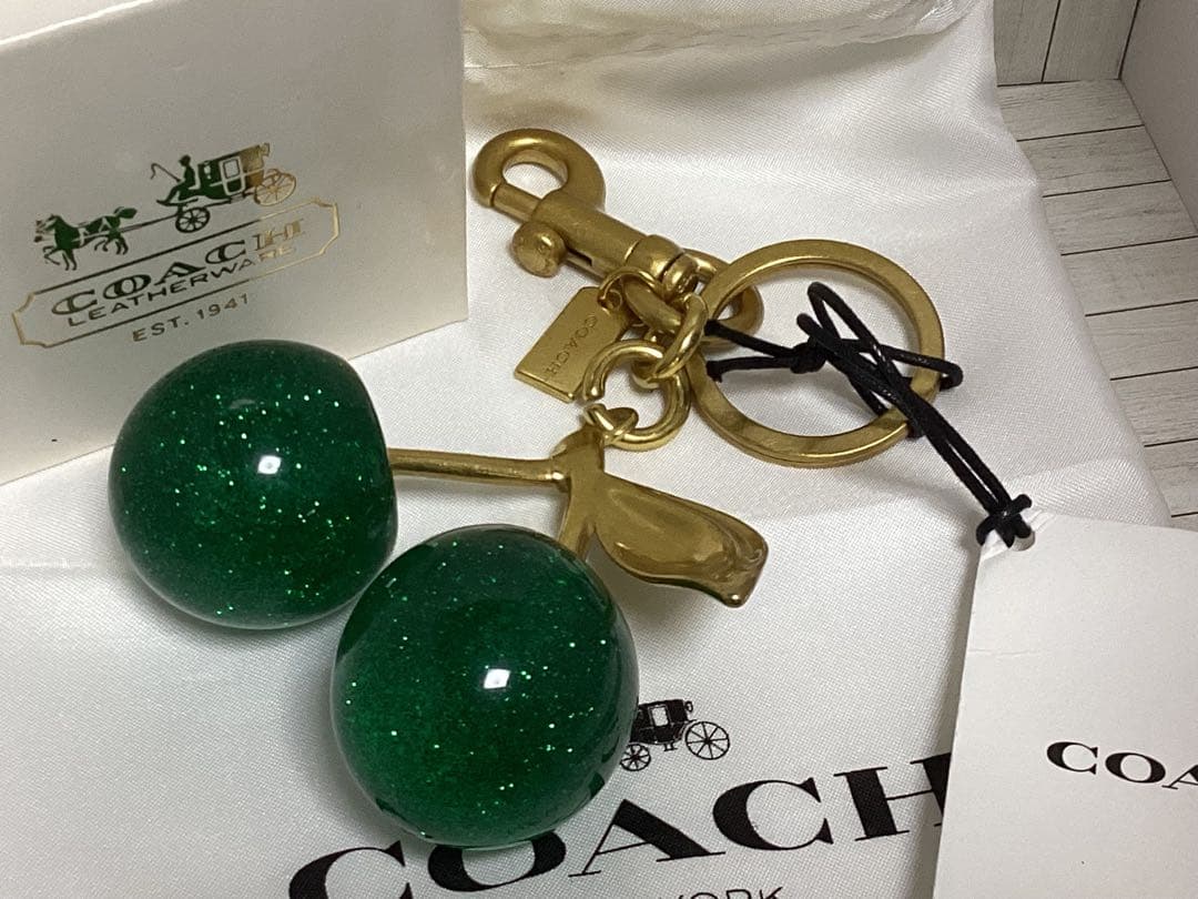タグ付未使用美品コーチさくらんぼCOACHグリーン チェリー型 キーホルダー本物