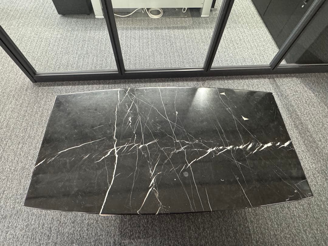 高級感溢れるブラック大理石テーブル｜重厚感・存在感抜群