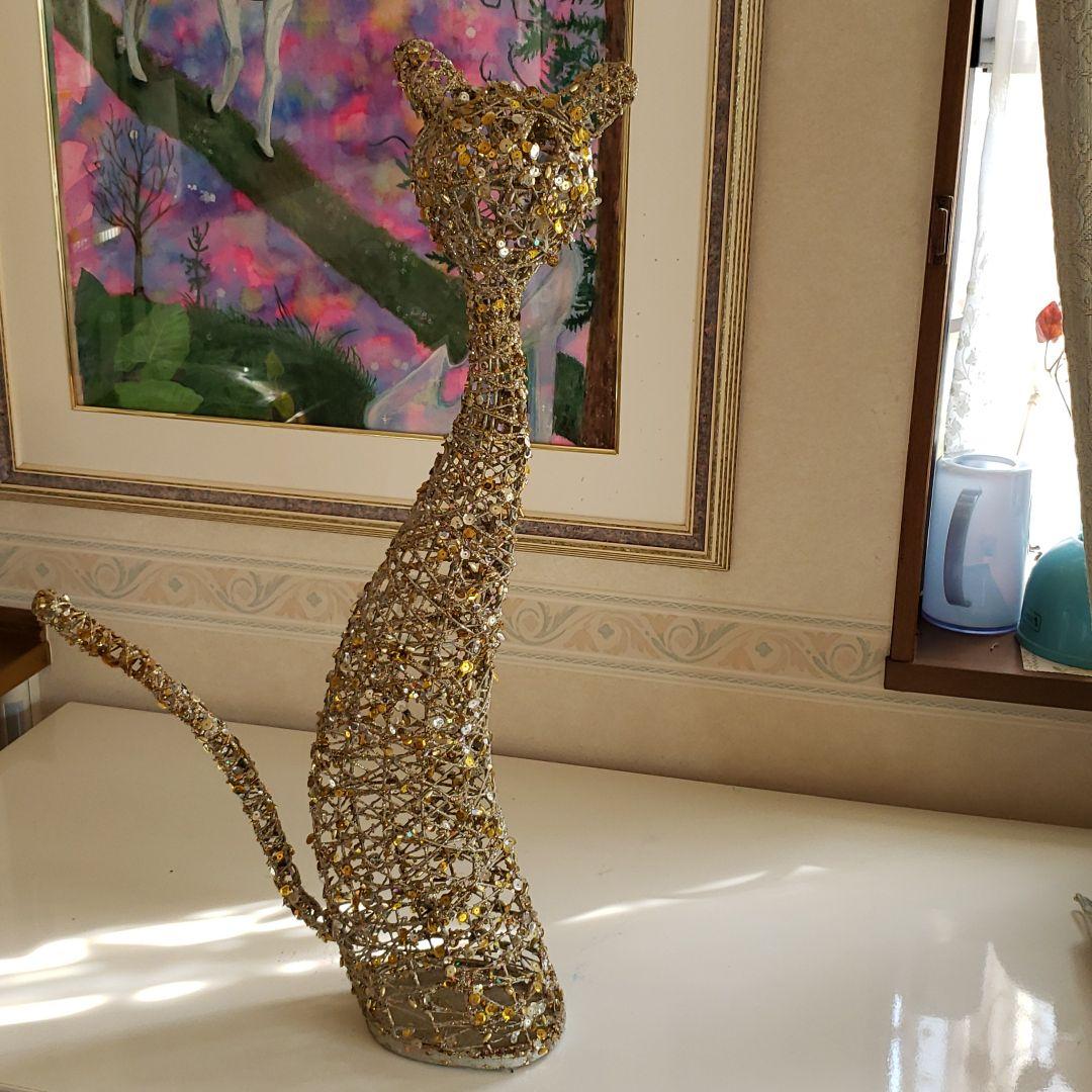 猫の置物スパンコールで飾られています。高さ70㎝×35㎝