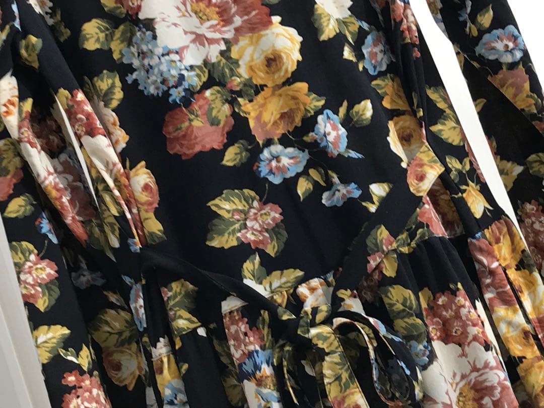 未使用に近い　ピンクハウス　花柄　ポリワンピース　両側ポケットあり　日本製　黒系