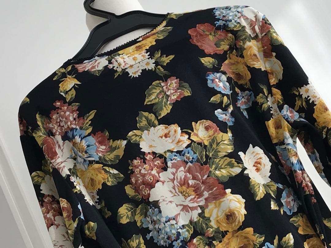 未使用に近い　ピンクハウス　花柄　ポリワンピース　両側ポケットあり　日本製　黒系